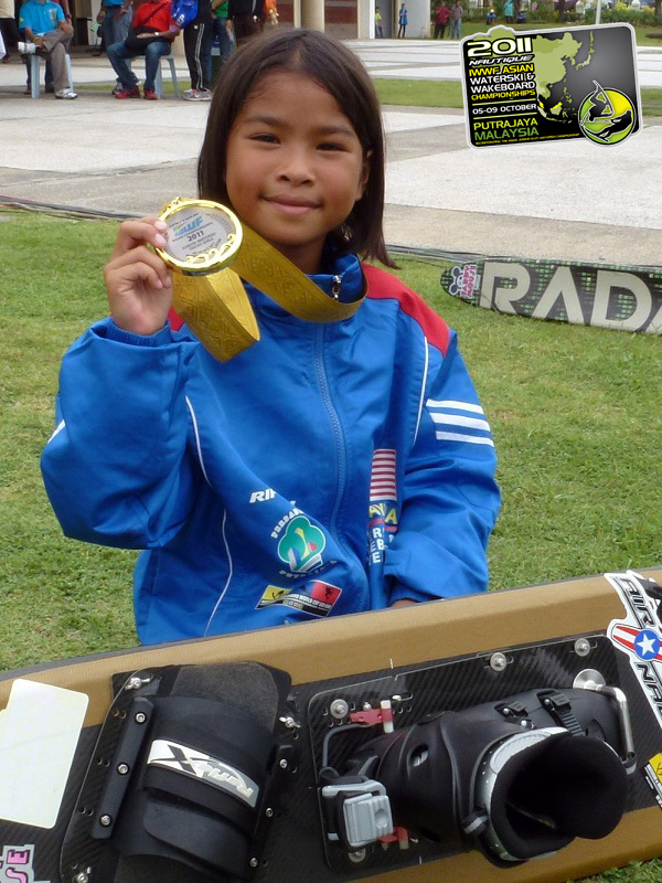 http://www.waterski.com.my/AaliyahYoongHanifah_AsianU17GirlsTricksWinner3230pts.jpg